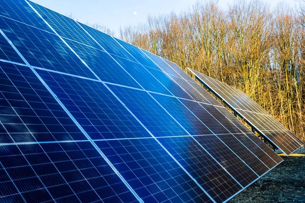 Zbliżenie Technologii Ekologicznej Elektrowni Wykorzystującej Ogniwa Słoneczne Krajobraz Paneli Ogniw — Zdjęcie stockowe