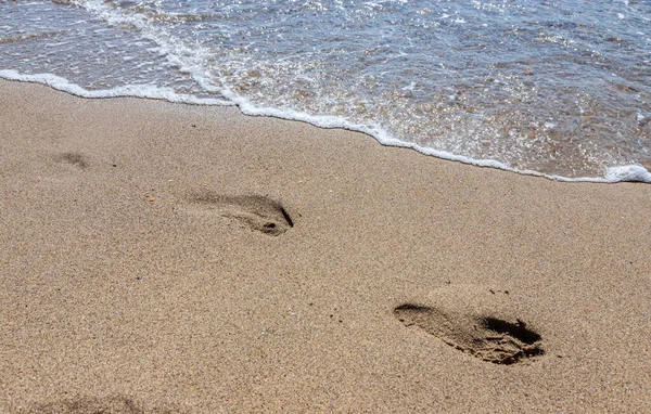 Empreintes Pas Homme Sur Plage Jaune Sable Marcher Pieds Nus — Photo