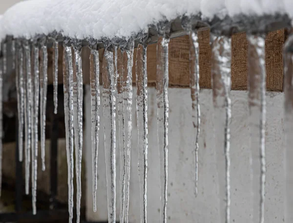 Icicles Techo Desagüe Está Lleno Nieve Hielo Icículos Cayendo Concepto — Foto de Stock