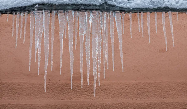 Jégcsapok Tetőn Lefolyó Tele Van Hóval Jéggel Jégcsapok Esési Veszély — Stock Fotó