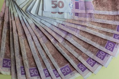 Ukrayna 'da kağıt para mavi arka planda yatırılır. 50 Hryvnia banknotları.
