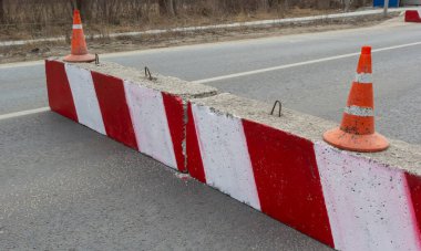 Ukrayna 'daki yollarda, kontrol noktaları kurulması ve ulaşım denetimleri