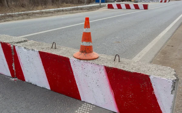 Ukrayna 'daki yollarda, kontrol noktaları kurulması ve ulaşım denetimleri