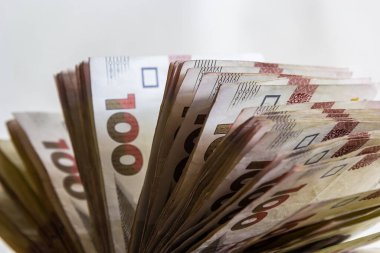 Ukrayna 'da kağıt para mavi arka planda yatırılır. 100 Hryvnia banknotları.