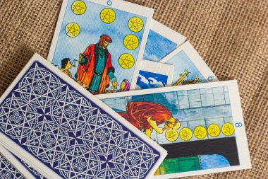Tarot kartları, büyük arcana güverte yığını ile arka plan. Servet seans veya kara büyü ayini söylüyorum. Gizli ve ezoterik simgeleriyle korkunç natürmort. Halloween veya kehanet rite.