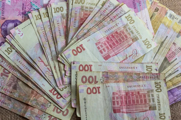 Kağıt para farklı mezhepler, banknotlar halinde Ukrayna hryvnia 50 bin 100, 200 hryvnias, yeni para, dağınık banknotlar ile geçmiş.