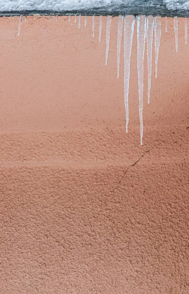 Icicles Techo Desagüe Está Lleno Nieve Hielo Icículos Cayendo Concepto —  Fotos de Stock