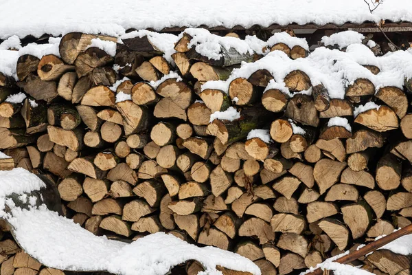 Schneebedecktes Brennholz Holzstapel Geschnitten Schnee Auf Dem Holzstapel Holzlager Unter lizenzfreie Stockbilder