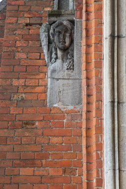 Tarihi bir neo-gotik kilisenin cephesinin bir parçası..