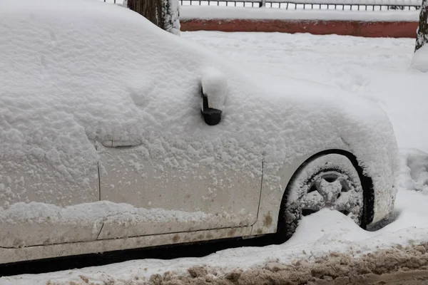 Araba Kaplı Kar Kış Günü Içinde Donmuş Yan Pencere Karlı — Stok fotoğraf