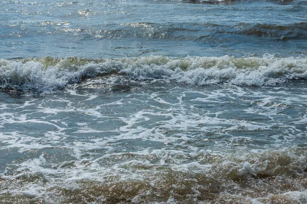 Sprey Köpükle Kıyıya Yakın Deniz Dalgaları Telifsiz Stok Fotoğraflar