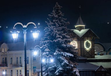 Antika saati olan eski bir ahşap belediye binasının detaylı görüntüsü. Ünlü bir turistik yer ve romantik seyahat için bir yer. Ukrayna 'nın Chortkiv kentinde popüler turizm beldesi.