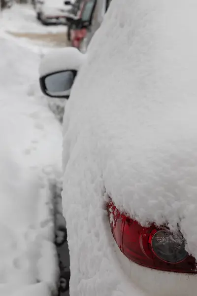 Bevroren Auto Gedekt Sneeuw Winterdag Zijraam Besneeuwde Bos Achtergrond Weergeven — Stockfoto