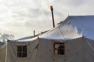 Gezici ordu çadırları kurmak için ipler. Prefabrik tente askeri çadırlarının fastörleri..