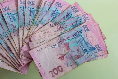 Ukrayna 'da kağıt para mavi arka planda yatırılır. 200 Hryvnia banknotları.