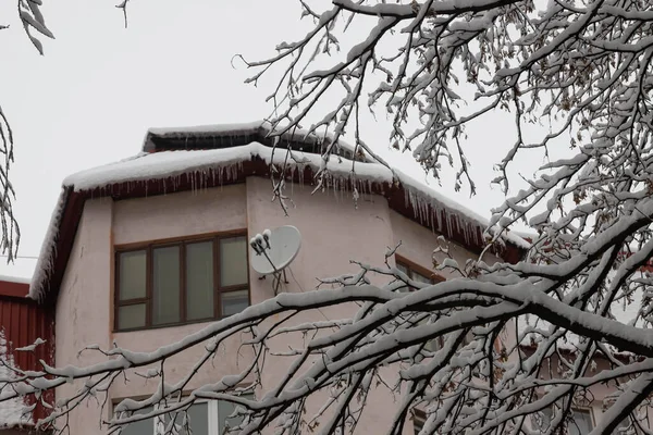 Bir Kar Yağışı Sırasında Banliyöde Bir Apartmanın Cephesi Evin Duvarı — Stok fotoğraf