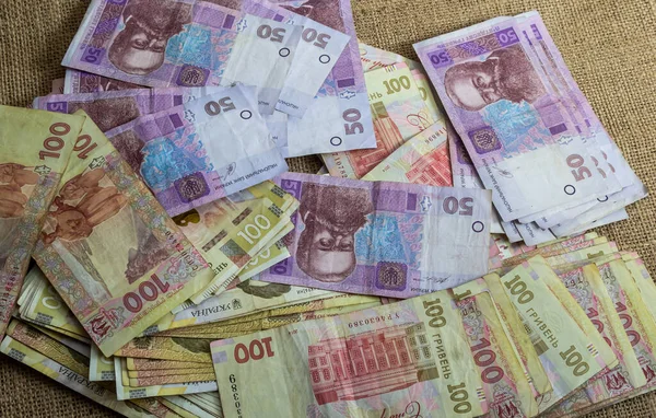 Kağıt para farklı mezhepler, banknotlar halinde Ukrayna hryvnia 50 bin 100, 200 hryvnias, yeni para, dağınık banknotlar ile geçmiş.