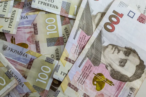 Dinheiro Papel Ucraniano Colocado Fundo Azul Notas 100 Hryvnia — Fotografia de Stock