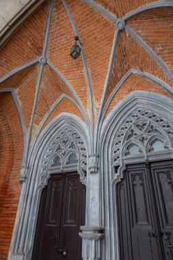 Tarihi bir neo-gotik kilisenin cephesinin bir parçası..