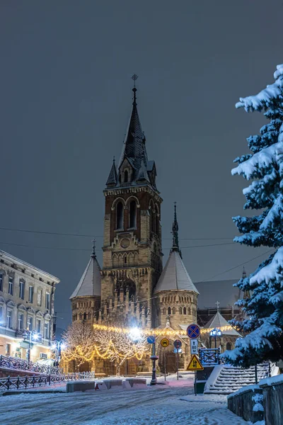Chortkiv, Ukrayna 'daki St. Stanislav Kilisesi. Kış gece manzarası.