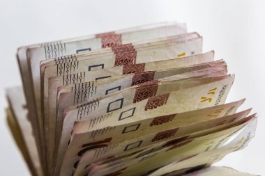 Ukrayna 'da kağıt para mavi arka planda yatırılır. 100 Hryvnia banknotları.