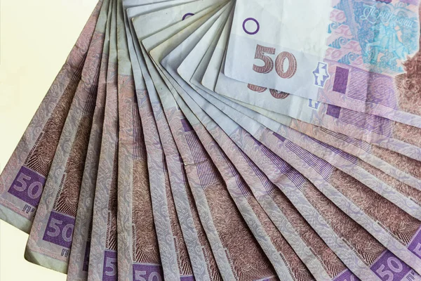 Ukrayna 'da kağıt para mavi arka planda yatırılır. 50 Hryvnia banknotları.