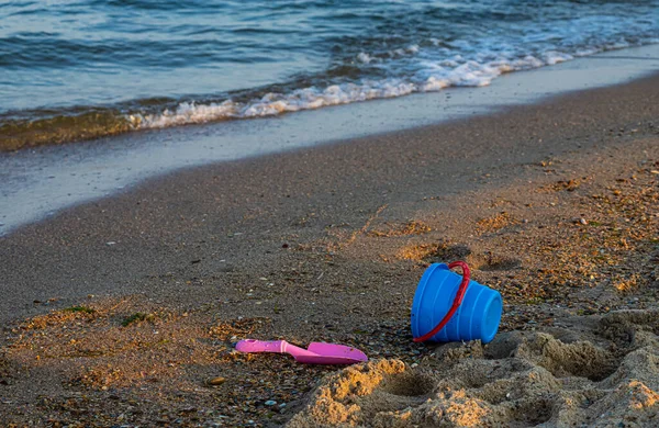 Kinderspeelgoed Een Zandstrand Blauwe Lucht Zee Achtergrond — Stockfoto