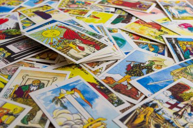 Tarot kartları, büyük arcana güverte yığını ile arka plan. Servet seans veya kara büyü ayini söylüyorum. Gizli ve ezoterik simgeleriyle korkunç natürmort. Halloween veya kehanet rite.
