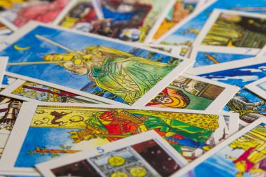 Tarot kartları, büyük arcana güverte yığını ile arka plan. Servet seans veya kara büyü ayini söylüyorum. Gizli ve ezoterik simgeleriyle korkunç natürmort. Halloween veya kehanet rite.