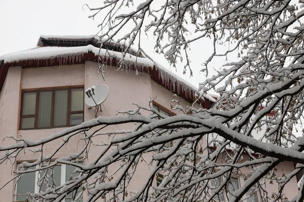 Bir Kar Yağışı Sırasında Banliyöde Bir Apartmanın Cephesi Evin Duvarı — Stok fotoğraf