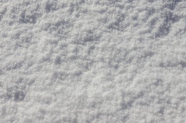 Karlı zemini olan güzel bir kış arkaplanı. Doğal kar dokusu. Kar yüzeyinde rüzgar şekilli desenler.