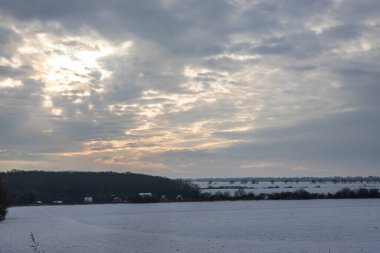 Saha ya da çayır üzerinde gün batımı. Kış karlı zemin üzerindeki gökyüzünün rengi. Gün batımında resim gibi bir gökyüzünün altındaki manzara. Güneşin doğuşu. Skyline, Horizon.