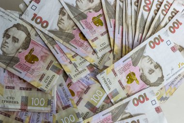 Ukrayna 'da kağıt para mavi arka planda yatırılır. 100 Hryvnia banknotları.