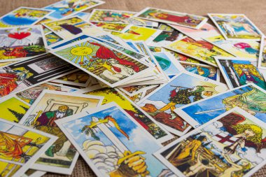 Tarot kartları, büyük arcana güverte yığını ile arka plan. Servet seans veya kara büyü ayini söylüyorum. Gizli ve ezoterik simgeleriyle korkunç natürmort. Halloween veya kehanet rite.