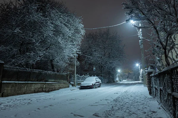 Geceleri Küçük Bir Kasabada Karlı Bir Sokakta Araba — Stok fotoğraf