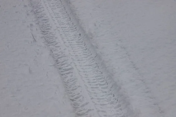 Trilha Inverno Uma Roda Carro Neve Close — Fotografia de Stock