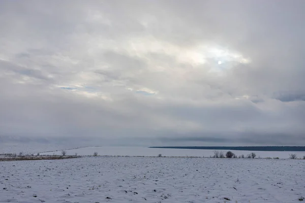 天然日落升起在田野或草地上 冬天雪地上天空的颜色 日落时 风景秀丽的天空下的风景 太阳的黎明 地平线 地平线 — 图库照片