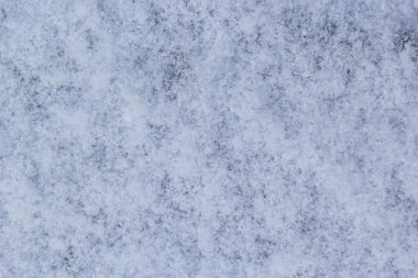 Karlı zemini olan güzel bir kış arkaplanı. Doğal kar dokusu. Kar yüzeyinde rüzgar şekilli desenler.