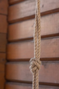 Arka planda izole edilmiş keten ipten yapılmış yay düğümü.