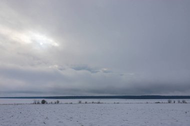 Saha ya da çayır üzerinde gün batımı. Kış karlı zemin üzerindeki gökyüzünün rengi. Gün batımında resim gibi bir gökyüzünün altındaki manzara. Güneşin doğuşu. Skyline, Horizon.