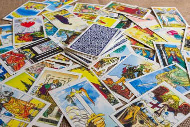 Tarot kartları, büyük arcana güverte yığını ile arka plan. Servet seans veya kara büyü ayini söylüyorum. Gizli ve ezoterik simgeleriyle korkunç natürmort. Halloween veya kehanet rite.