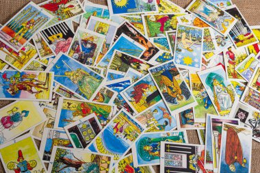 Tarot kartları, büyük arcana güverte yığını ile arka plan. Servet seans veya kara büyü ayini söylüyorum. Gizli ve ezoterik simgeleriyle korkunç natürmort. Halloween veya kehanet rite.