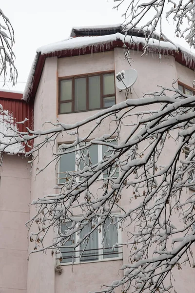 Bir Kar Yağışı Sırasında Banliyöde Bir Apartmanın Cephesi Evin Duvarı — Stok fotoğraf