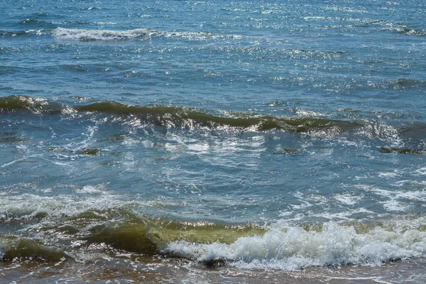 海岸附近有浪花和泡沫的海浪 — 图库照片