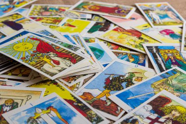 Tarot kartları, büyük arcana güverte yığını ile arka plan. Servet seans veya kara büyü ayini söylüyorum. Gizli ve ezoterik simgeleriyle korkunç natürmort. Halloween veya kehanet rite.