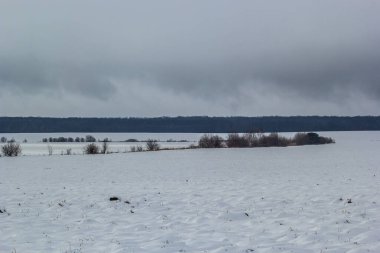 Saha ya da çayır üzerinde gün batımı. Kış karlı zemin üzerindeki gökyüzünün rengi. Gün batımında resim gibi bir gökyüzünün altındaki manzara. Güneşin doğuşu. Skyline, Horizon.