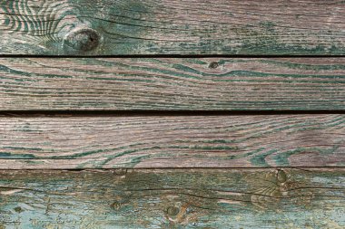 Ahşap zemin, eski ahşap duvar, maviye boyanmış, yarıklar ve çivilerle..