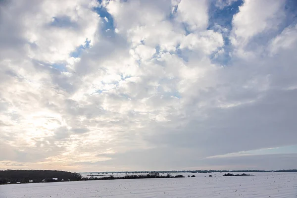 畑や牧草地の上に自然日の出 冬の雪上空の色 夕暮れ時の絵のように美しい空の下の風景 太陽の夜明け スカイライン ホライズン — ストック写真