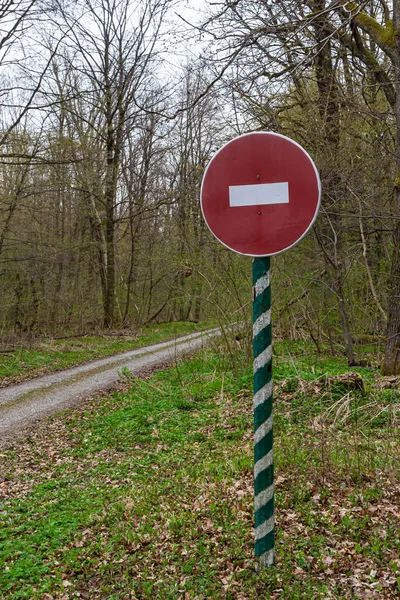Yol tabelası dur, tuğlayı durdur, orman ya da park girişindeki tabelayı yasakla, ormanda hareket yasağı, ilkbahar ve sonbaharda orman parkına geçiş yasağı.