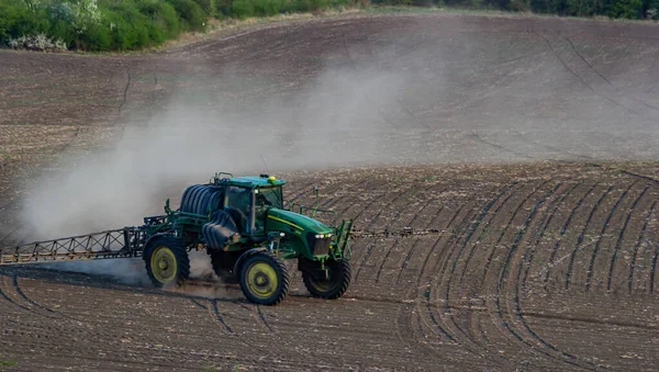 Tractor Spray Kunstmest Spuiten Pesticiden Groen Veld Landbouw Achtergrond Concept — Stockfoto